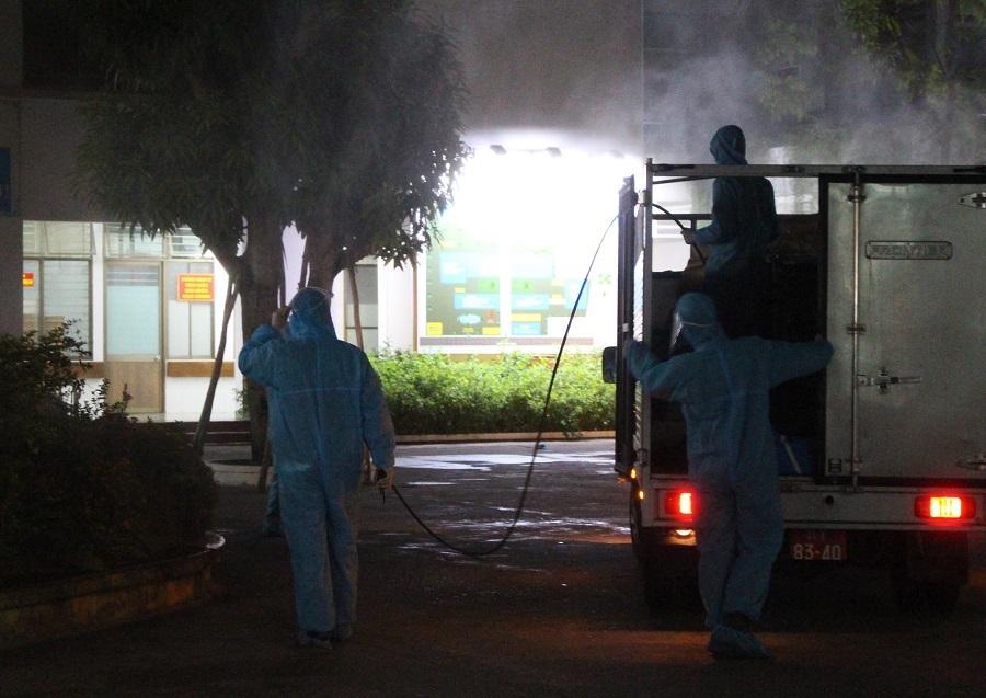 Quân đội huy động xe đặc chủng khử trùng 2 bệnh viện ở Đà Nẵng trong đêm-10