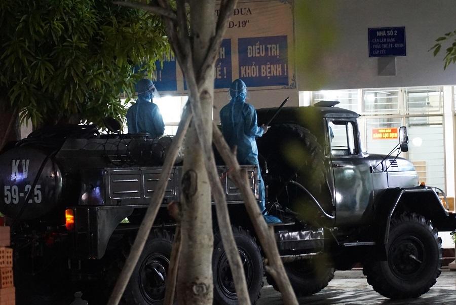 Quân đội huy động xe đặc chủng khử trùng 2 bệnh viện ở Đà Nẵng trong đêm-6