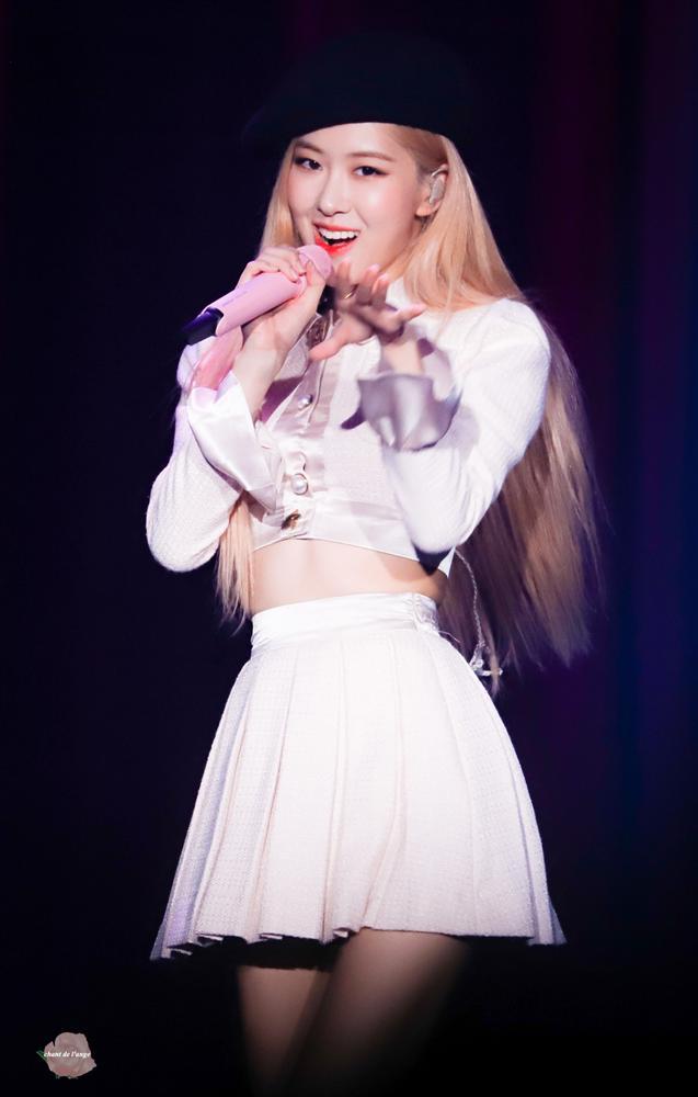 BLACKPINK Rosé sở hữu vòng eo bằng số đo của... băng đô quấn tóc-1