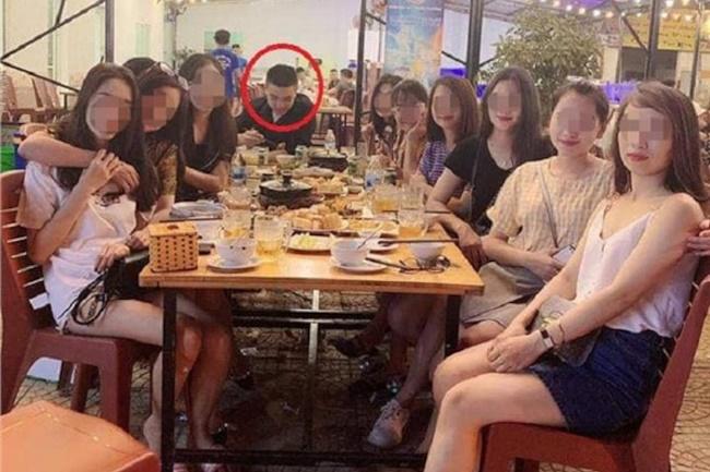 Rủ binh đoàn bạn thân đến ăn chùa buổi đầu hẹn hò, cô gái gặp anh chàng cao tay-2