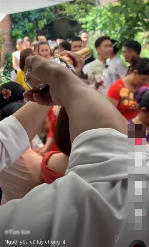 Hân hoan rước dâu vào nhà làm lễ thì điếng người với màn chào hỏi của người yêu cũ cô dâu-1