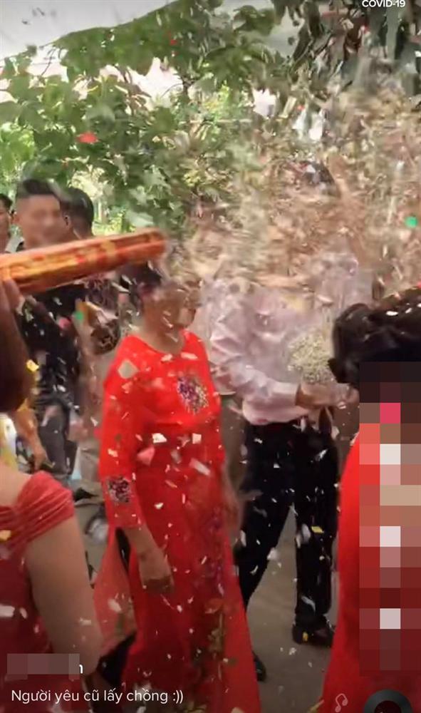 Hân hoan rước dâu vào nhà làm lễ thì điếng người với màn chào hỏi của người yêu cũ cô dâu-2