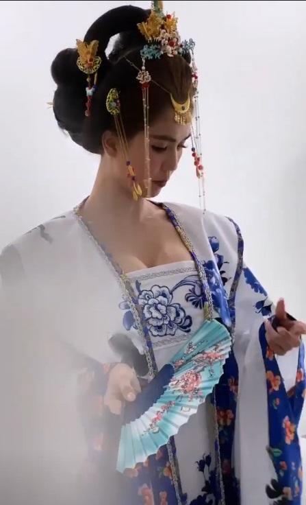 Vòng 1 lại phồng như quả bóng, Ngọc Trinh tuyên bố: Muốn to là to, muốn nhỏ là nhỏ-5