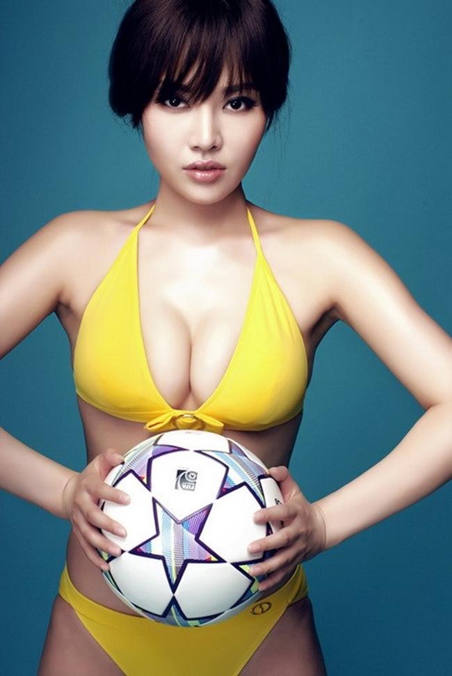 Nhắc đến Từ Đông Đông, khán giả nhớ tới những scandal ồn ào của cô hơn là các tác phẩm phim ảnh. Năm 2013, cô bị đồn đã giả làm gái còn trinh tới tiệc thác loạn của giới nhà giàu ở Tam Á để lừa đại gia qua đêm với giá 1,5 triệu NDT (5 tỷ VND). Không những thế, cô còn bị một blogger tung tin "mất lần đầu tiên" vào năm 16 tuổi.