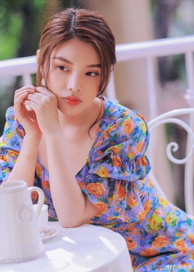 Gần đây, Từ Đông Đông rất chịu khó thay đổi hình tượng. Ngoài đời, cô gây chú ý với phong cách kín đáo, trẻ trung, tươi mới. Người đẹp không theo đuổi phong cách hở bạo như thời gian đầu mới gia nhập làng giải trí mà có sự tiết chế vừa phải.