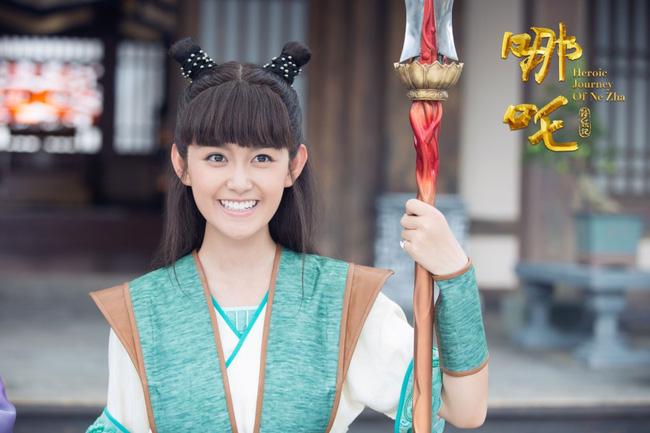 Trong khi người hâm mộ chưa hết sốc khi có võ tướng Triệu Tử Long phiên bản nữ thì mới đây, ê-kíp phim "Na Tra hàng yêu ký" tiếp tục gây bão cộng đồng mạng khi để diễn viên nữ đóng vai Na Tra. Người đảm nhận vai diễn này là sao nhí nổi tiếng Tưởng Y Y.