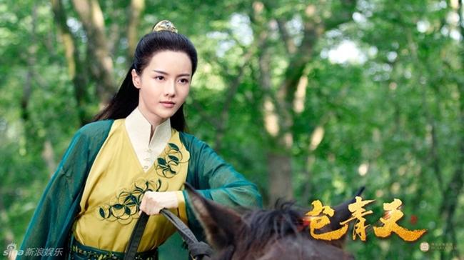 Khi đoàn phim tung poster, nhân vật Công Tôn Sách bản nữ gây tranh cãi trên mạng xã hội. Theo lý lịch trên Baidu của nhân vật, Công Tôn Tú vốn là con gái của Dụ vương Triệu Hy. Là quận chúa nhưng Công Tôn Tú thích giả trai và đi phá án. Cô gắn bó với Bao Chửng suốt hành trình làm quan.