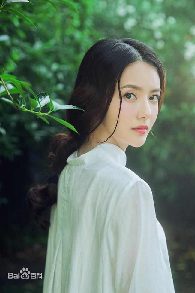 Vai diễn Công Tôn Tú do Trương Chỉ Khê đóng. Cô là diễn viên quen thuộc trên màn ảnh nhỏ. Khán giả từng biết đến cô qua Ngũ thử nháo Đông Kinh, Tịch mịch, Nguyệt cung, Chế tạo mỹ nhân.