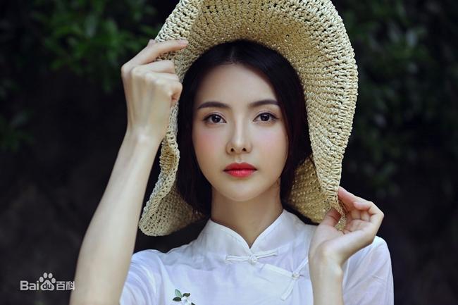 Mỹ nhân 8X được khen xinh đẹp, sở hữu nhan sắc ấn tượng. Tuy nhiên, việc vào vai Công Tôn Tú của cô gây nhiều tranh cãi. Khi phim lên sóng cũng không tạo được hiệu ứng mạnh với khán giả.