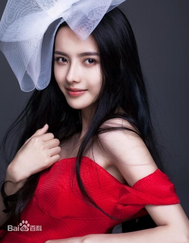 Sau "Bao Thanh Thiên" 2016, nữ diễn viên sinh năm 1987 vẫn miệt mài đóng phim như "Nhiệt huyết thư viện", "Liên minh quân sư", "Thiên y vô phùng", "Sơn hà nguyệt minh", "Thần tịch duyên"...