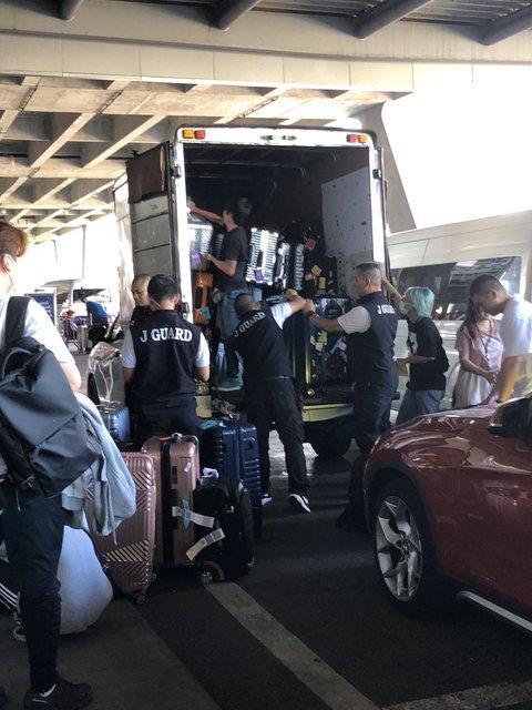 Stylist nhóm SEVENTEEN nhiều lần khóc thét vì phải làm việc quá vất vả-5