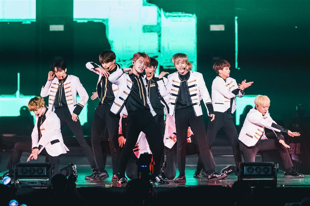 Stylist nhóm SEVENTEEN nhiều lần khóc thét vì phải làm việc quá vất vả-12