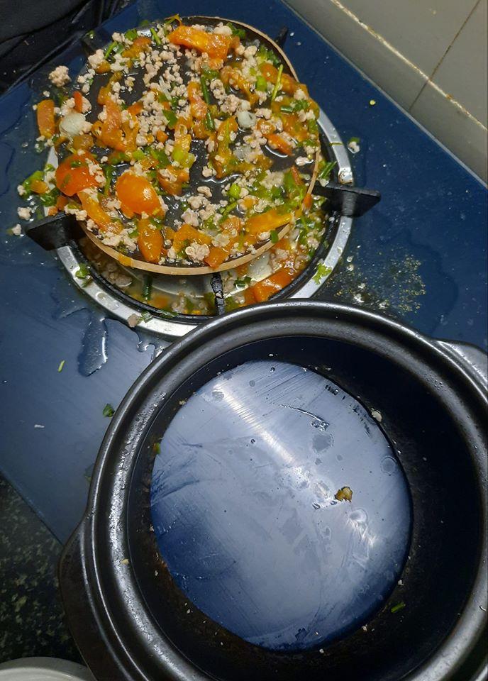 Được ngày chồng vào bếp, cơm canh có thể sẵn sàng mỗi tội nồi ơi ở lại, đáy đi nhé-1