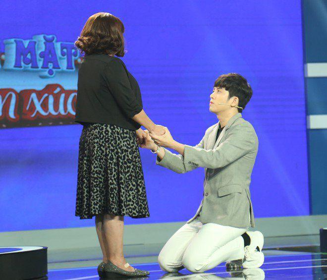 Bị chỉ trích, nam MC 30 tuổi vẫn ngủ chung với mẹ lên tiếng: Hiếu và mẹ đều tự nguyện-1