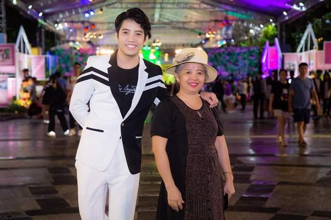 Bị chỉ trích, nam MC 30 tuổi vẫn ngủ chung với mẹ lên tiếng: Hiếu và mẹ đều tự nguyện-3