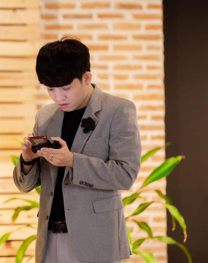 Bị chỉ trích, nam MC 30 tuổi vẫn ngủ chung với mẹ lên tiếng: Hiếu và mẹ đều tự nguyện-4