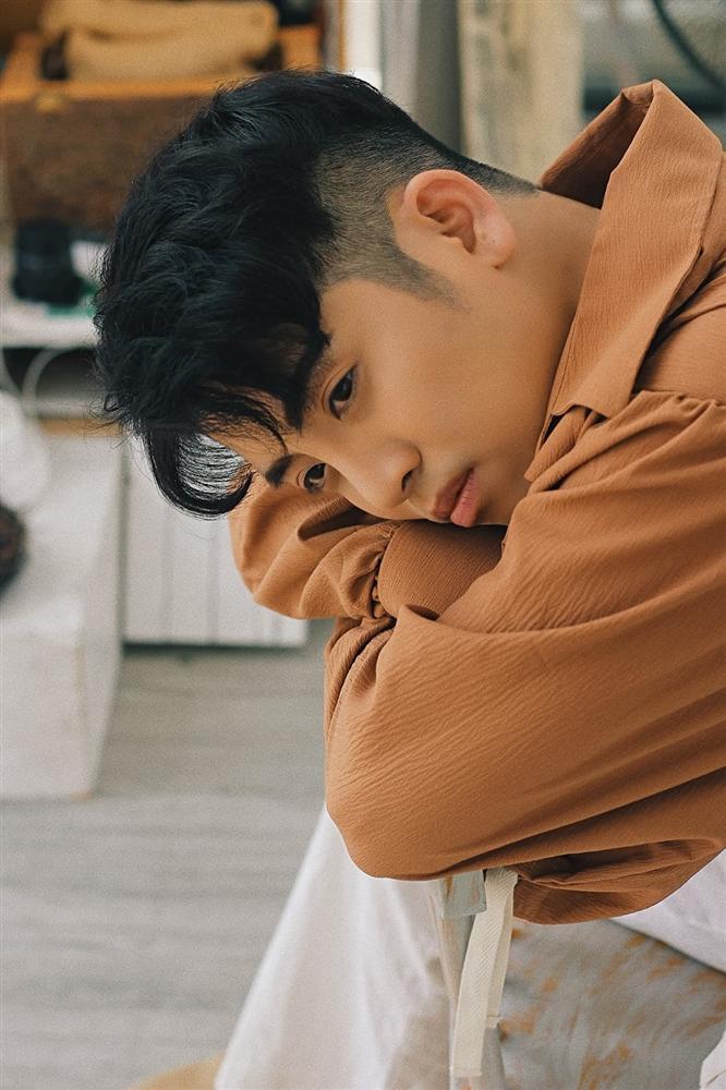 Bị chỉ trích, nam MC 30 tuổi vẫn ngủ chung với mẹ lên tiếng: Hiếu và mẹ đều tự nguyện-5