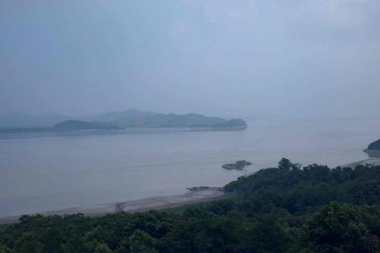 Hành trình đào tẩu ngoạn mục của ca nghi nhiễm COVID-19: Vượt mương dây thép gai, bơi hàng km về Triều Tiên