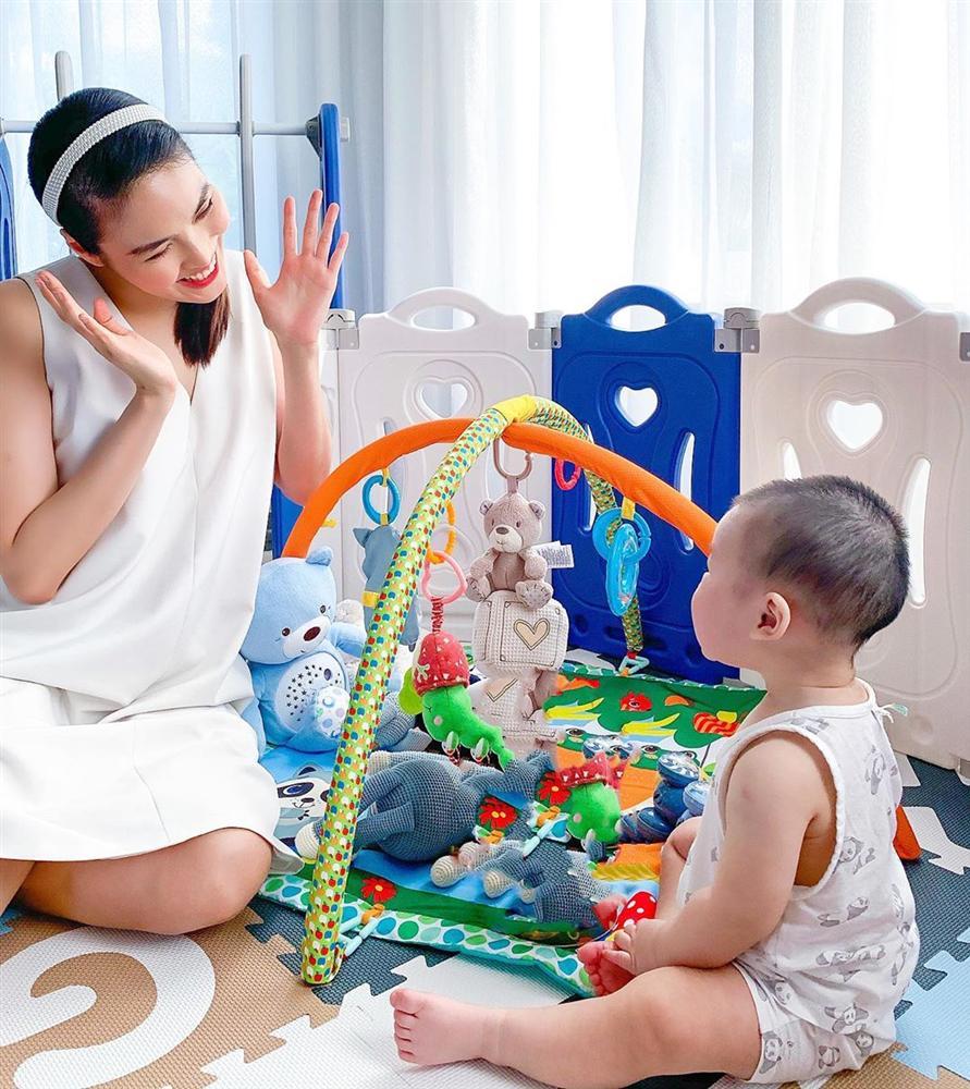 Quý tử nhà Lan Khuê lớn nhanh như thổi, gương mặt giống hệt bố-1