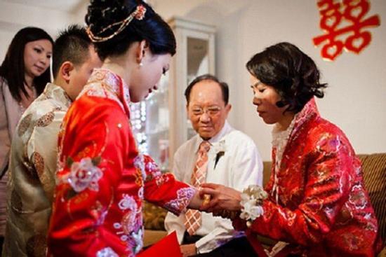 Mang 3 tráp sơ sài vì khinh dâu nghèo, mẹ chồng run rẩy khi bước chân vào nhà tôi