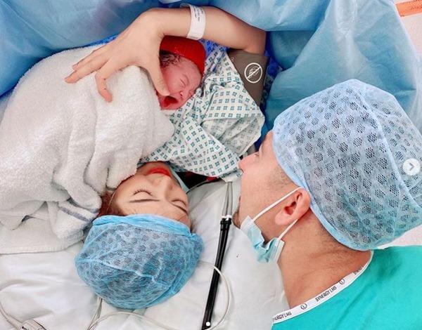 Kẻ thứ 3 quyến rũ nhất Philippines vừa sinh con, giật mình với ảnh trên bàn đẻ-2