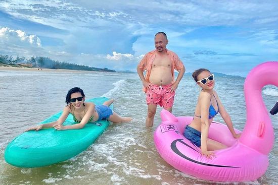 Đi bơi cùng Lan Ngọc - Thúy Ngân, Tiến Luật bị nhận xét 'giống hệt ông trông cháu'