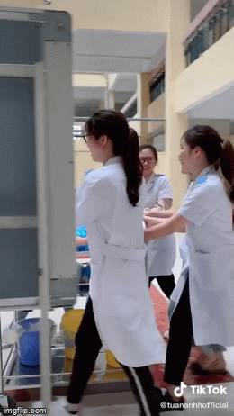 Những cô nhân viên y tế xinh đẹp quay clip biến hình mặc trang phục bảo hộ chống dịch Covid-19-1