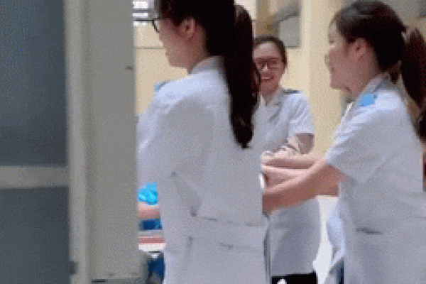 Những cô nhân viên y tế xinh đẹp quay clip 'biến hình' mặc trang phục bảo hộ chống dịch Covid-19