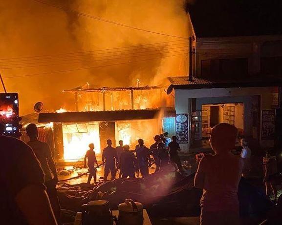 Cháy chợ lớn có nhiều tiểu thương Việt tại Lào trong đêm-1