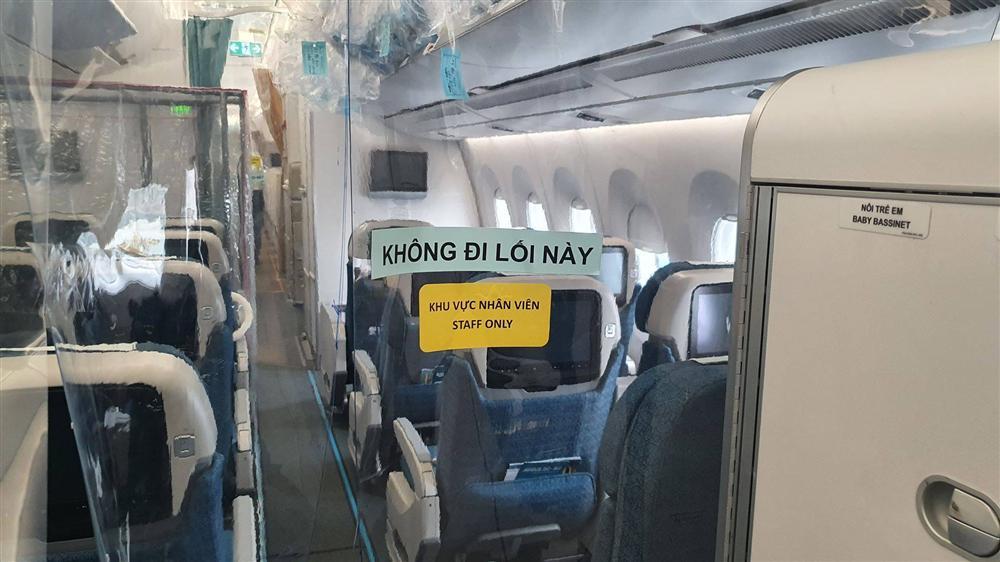 Cận cảnh máy bay đón 219 người lao động Việt Nam trở về từ Guinea Xích đạo-8