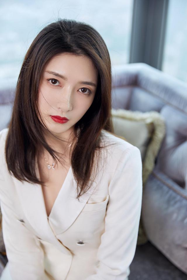 Bộ ba mỹ nhân xinh đẹp nhưng lắm thị phi đang gây bão màn ảnh-10