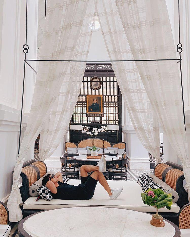 Đi nghỉ dưỡng luxury, Jun Phạm bị chê ý thức kém vì đặt giày lên nệm trắng-1