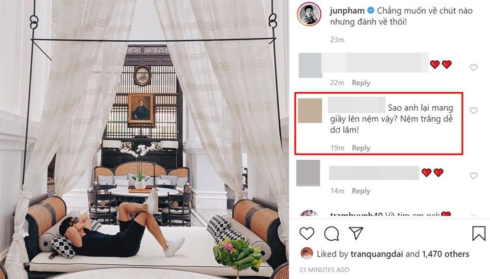 Đi nghỉ dưỡng luxury, Jun Phạm bị chê ý thức kém vì đặt giày lên nệm trắng-2