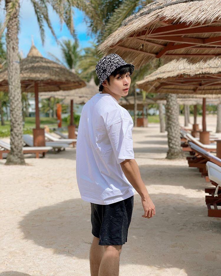 Đi nghỉ dưỡng luxury, Jun Phạm bị chê ý thức kém vì đặt giày lên nệm trắng-3