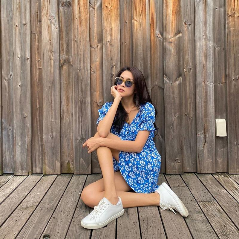 Diện đầm xanh blue cổ điển: Hà Tăng trẻ trung như gái teen - Tóc Tiên khoe dáng đồng hồ cát-2