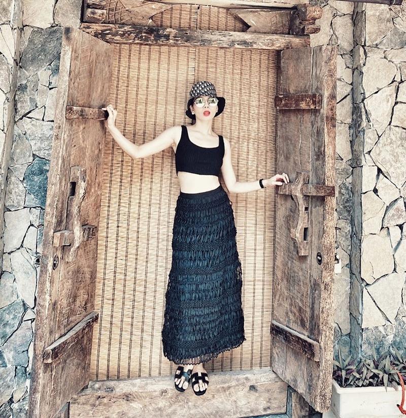 Diện đầm xanh blue cổ điển: Hà Tăng trẻ trung như gái teen - Tóc Tiên khoe dáng đồng hồ cát-4