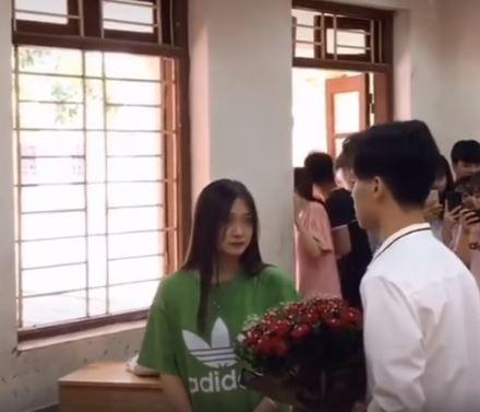 Nam sinh mang hoa đến tỏ tình trong lớp học bị gái xinh phũ phàng từ chối quay đi không ngoảnh lại-1