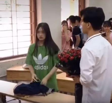 Nam sinh mang hoa đến tỏ tình trong lớp học bị gái xinh phũ phàng từ chối quay đi không ngoảnh lại-2