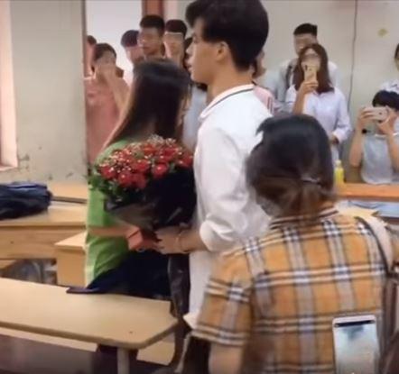 Nam sinh mang hoa đến tỏ tình trong lớp học bị gái xinh phũ phàng từ chối quay đi không ngoảnh lại-3
