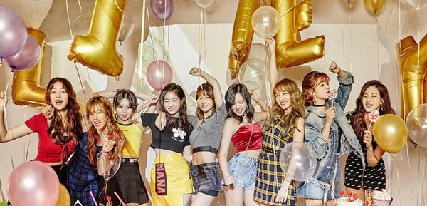 Twicetagram (TWICE): Đây là album phòng thu đầu tiên trong sự nghiệp của TWICE, chính thức ra mắt ngày 30/10/2017. Twicetagram từng trở thành album của nhóm nhạc nữ Kpop bán chạy nhất năm 2017. Hiện tại, số lượng tiêu thụ của album là hơn 391.000 bản.