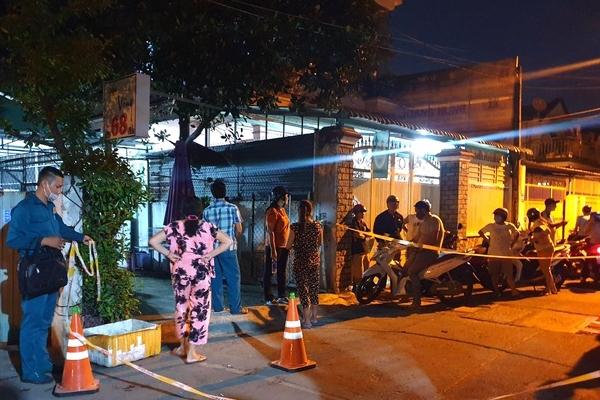 Clip: Màn mèo vờn chuột của 2 ô tô trên cầu Bãi Cháy khiến người đi đường bức xúc-1