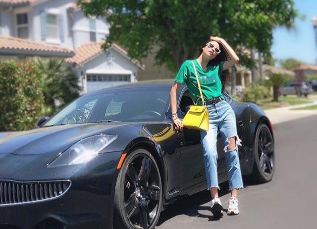 Đưa con trai đi học, Phạm Hương tiện thể khoe luôn xế hộp sang chảnh-3