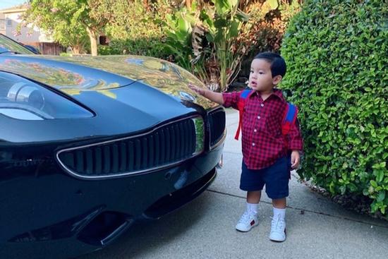 Đưa con trai đi học, Phạm Hương tiện thể khoe luôn xế hộp sang chảnh