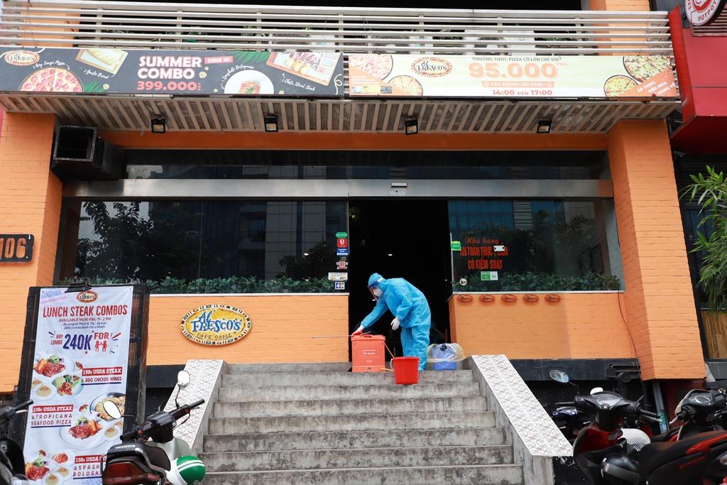 NÓNG: Hà Nội phong tỏa khu dân cư, quán Pizza vì có trường hợp nghi nhiễm COVID-19-4