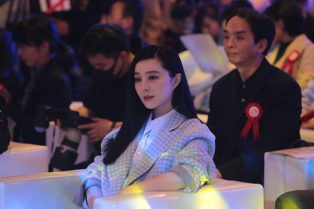 Người đàn ông say mê, đợi chờ Phạm Băng Băng hết 18 năm thanh xuân là ai?-1