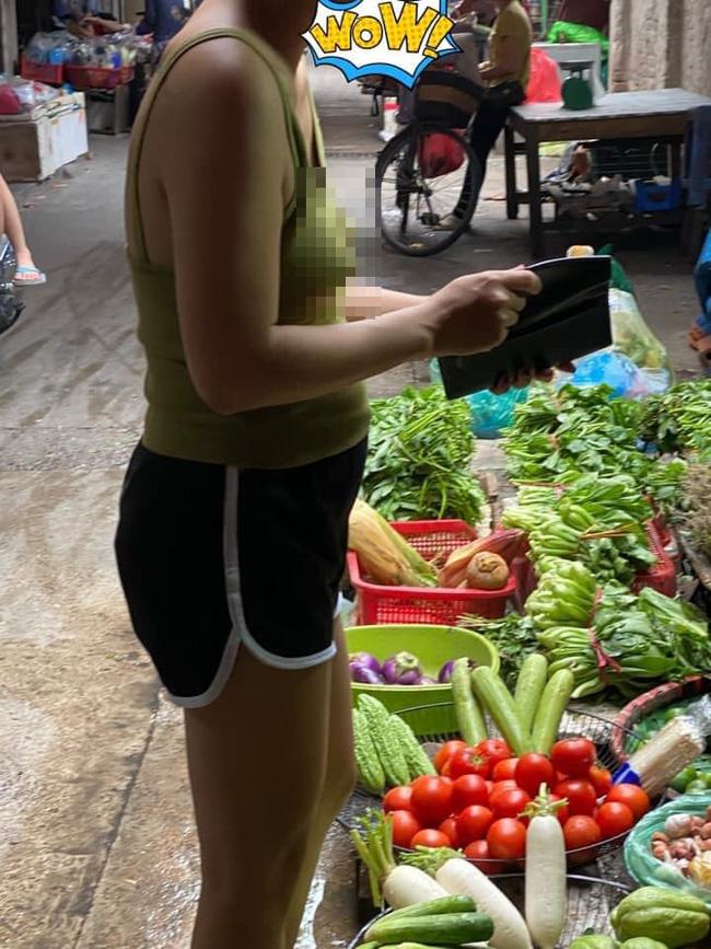 Người phụ nữ thả rông đôi gò bồng đảo, diện áo hở hang đi khắp chợ mua rau-1