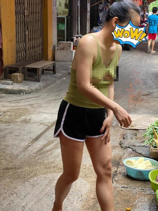 Người phụ nữ thả rông đôi gò bồng đảo, diện áo hở hang đi khắp chợ mua rau-2