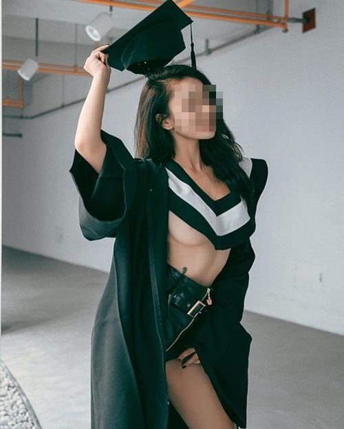 Người phụ nữ thả rông đôi gò bồng đảo, diện áo hở hang đi khắp chợ mua rau-4