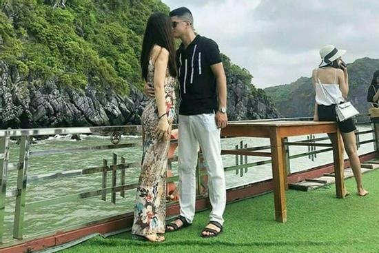 Nhờ dân mạng xóa 'chướng ngại vật' trong ảnh, cô gái tự biến mình thành 'Tuesday'