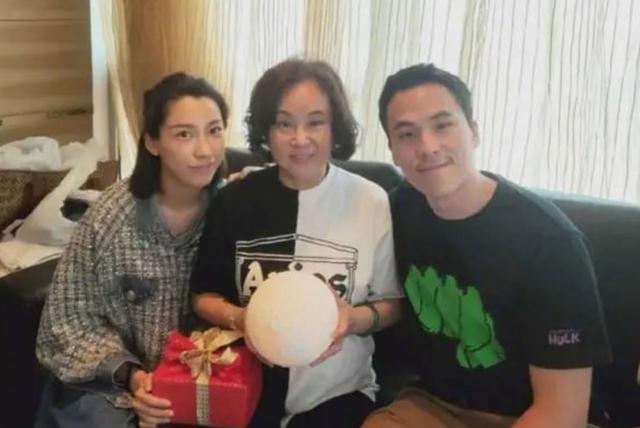 Vợ thiếu gia sòng bạc đình đám Hong Kong cay đắng ôm con về quê sau ly hôn-5